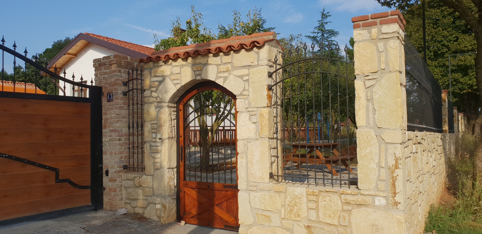 TAŞ DUVAR GİRİŞ KAPISI ve FERFORJE İŞİMİZ