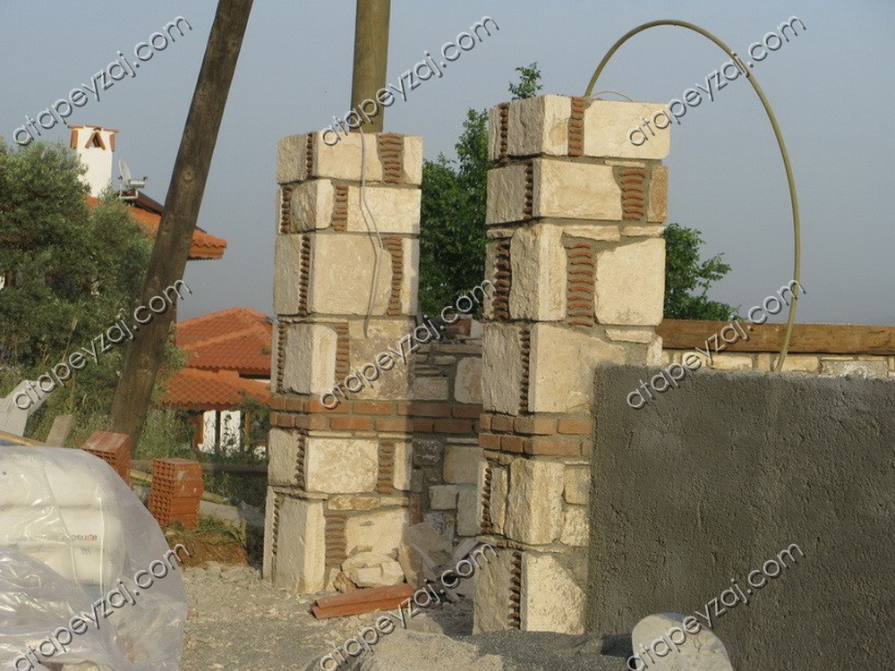 Bahçe giriş Kapı Taş örme kolonlar